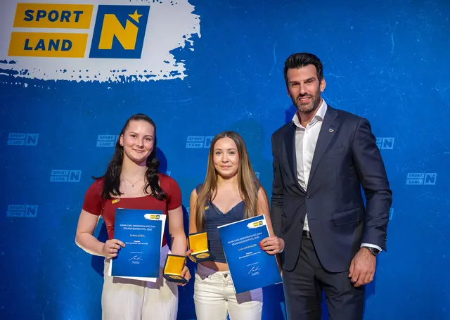 Livia Haizinger (Mitte) gewann 2025 die Staatsmeisterschaft in der Sportakrobatik, gemeinsam mit Celina Loidl in der Kategorie Damen-Paar. | Foto: NLK Burchhart