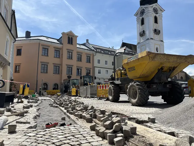 Pflasterungsarbeiten in der Innenstadt: Bis Ende Juli sollen die Arbeiten abgeschlossen sein.  | Foto: Stadtgemeinde Freistadt