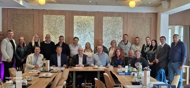 Der Bezirksparteitag wählte LAbg. Sandro Waldmann (sitzend 3. von links) erneut zum Bezirksparteiobmann.
Hinten von links: Sascha Gerdenitsch, Sandra Fresser, Sabrina Steidl, Rudolf Smolej, Gerald Platzer, Gerhard Habicher, Andrea Kalisch, Robert Kalisch, Claudia Maierhofer-Drobilits, Helmut Köppel, Mario Ganzi, Christine Köppel, Melanie Waldmann, Karl Drobilits, Wilhelm Fettinger
vorne von links: Markus Kraly, Gabriel Wagner, Bezirksparteiobmann Sandro Waldmann, Alexander Petschnig, Michelle Whitfield, Paul Mersich, Johannes Galhofer. | Foto: Uschi Habicher