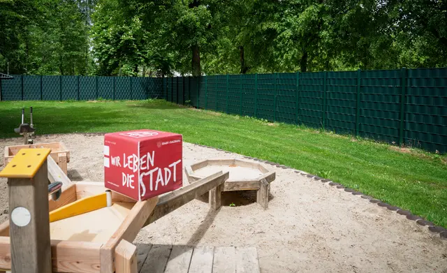 Neuer Sichtschutz im Freibad Leopoldskron
Der neue Sichtschutz ersetzt eine beschädigte Hecke und sorgt beim Spielbereich im Lepi-Freibad für mehr Privatsphäre.  | Foto: Stadt Salzburg/Alexander Killer