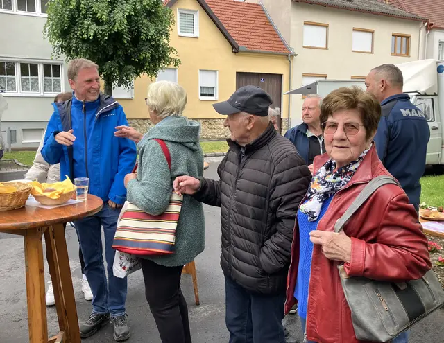 Großer Andrang beim Schmankerlstand des Seniorenbunds am Jubiläumsmarkt in Neckenmarkt – kulinarische Spezialitäten aus der Region und den Nachbarländern lockten zahlreiche Besucher an. | Foto: Paul Mayerhofer