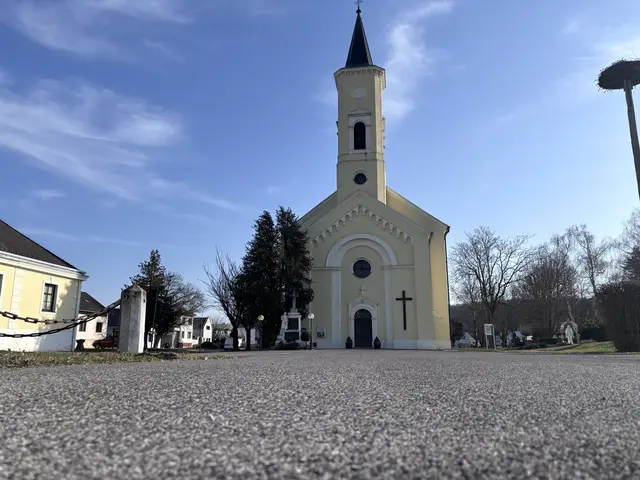 Preisgekröntes Vorhaben: Statt Asphalt und Beton sollen den Frankenauer Kirchenvorplatz künftig Grün-Elemente dominieren. | Foto: Victoria Rosenberger