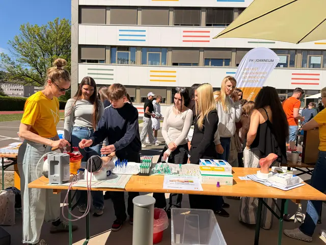 Schüler:innen am Informationsstand