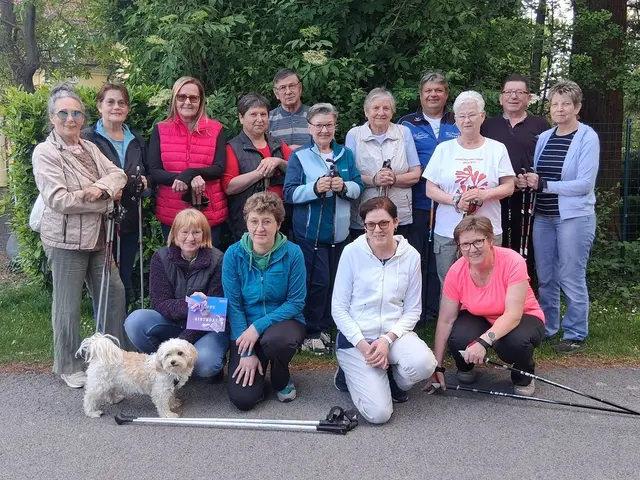 Foto Werner Schöll von links: Renate Schubert, Eveline Mittermann, Christine Scharka, Theresia Wieder, Erich Schock, Margarete Sachs, Maria Schock, Erwin Grössing, Anna Wukowitsch, Gerhard Wildzeiss und Susanna Hausensteiner. Vorne Geburtstagskind Maria Schweikert, Alexandra Degendorfer, Karla Schöll und Ursula Wildzeiss. | Foto: Werner Schöll