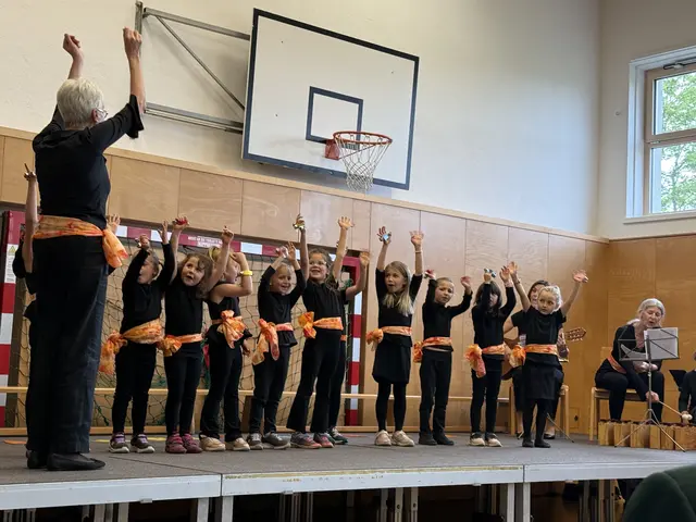 Der zweisprachige ortsansässige Kinderchor hat extra für den Muttertag eigene Liedvorträge gestaltet. | Foto: Kulturverein „Peter Markovič“