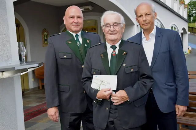 Bgm.Bernd Hermann dankte für seine Arbeit als ehemaliger Gemeinderat | Foto: MeinBezirk/Josef Strohmeier