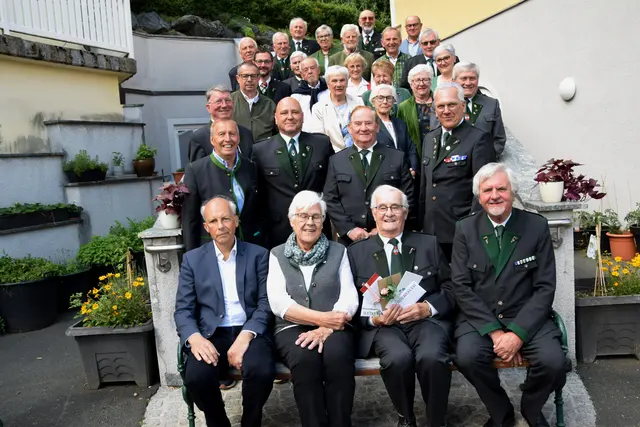  Abordnungen des ÖKB, des Seniorenbundes, der ÖVP und der Gemeinde mit Bgm.Bernd Hermann und GR Uwe Kreiner stellten sich als Gratulanten ein.  | Foto: MeinBezirk/Josef Strohmeier