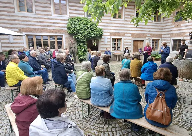 Informationen zur Aronia-Beere, zu ihrer Zucht, Verarbeitung und Wirkung im Innenhof des Winklerguts durch die Familie Rogl. | Foto: Michael Neureiter