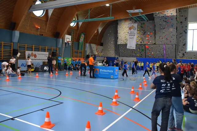 Kinder nähern sich spielerisch dem Thema Sicherheit an.  | Foto: Barbara Fluckinger