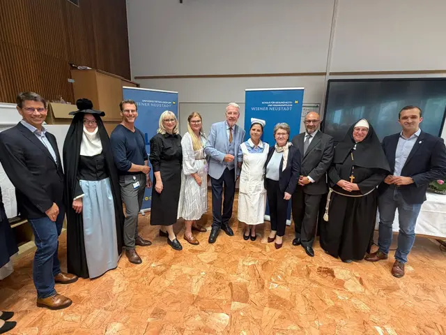 Im Beisein vieler hochkarätiger Ehrengäste wurde das Jubiläum der Pflegeausbildung in Wiener Neustadt gefeiert (v.l.n.r.): Mag. Andreas Gamlich; Monika Handler; Dipl. KH-BW Josef Bauer, MSc, MBA; Dr. Silvia Bodi, MSc; Rosa Haas, MSc; Mag. Klaus Schneeberger; Yvonne Riel; Erika Buchinger; Prof. Dr. Ojan Assadian, MSc, DTMH; Michaela Zimmermann; Kevin Pfann | Foto: Universitätsklinikum Wiener Neustadt