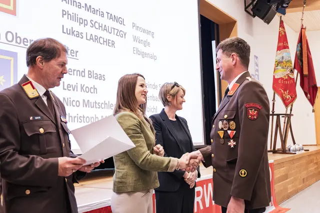 Landesrätin Astrid Mair gratulierte den Geehrten persönlich. | Foto: BFV Reutte