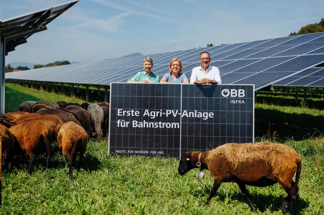 Gaby Schaunig, Leonore Gewessler und Hans Pluy bei der Eröffnung einer Agri-PV-Anlage in Thalsdorf mit Tierhaltung vor zwei Jahren. Diese Art der Nutzung sei laut Landesregierung legitim. | Foto: ÖBB/Waschnig