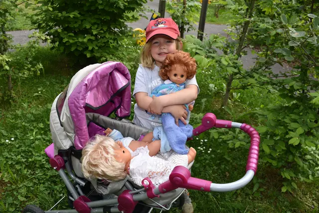 Der Kinderlieder-Wanderweg, eine 2,5 km Runde, wurde im Wanderdorf Bad Kreuzen eröffnet. An zehn Stationen kann man sich Kinderlieder anhören und mitsing. Die Zeichnungen dazu wurden von den Mädchen und Buben des Kindergartens gestaltet.  | Foto: Robert Zinterhof