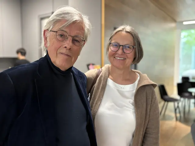 Kristian Philipp nutzte die Pause für Gespräche mit anderen Besuchern und Besucherinnen des Salzburger Pflegepreises.  | Foto: Sabrina Moriggl