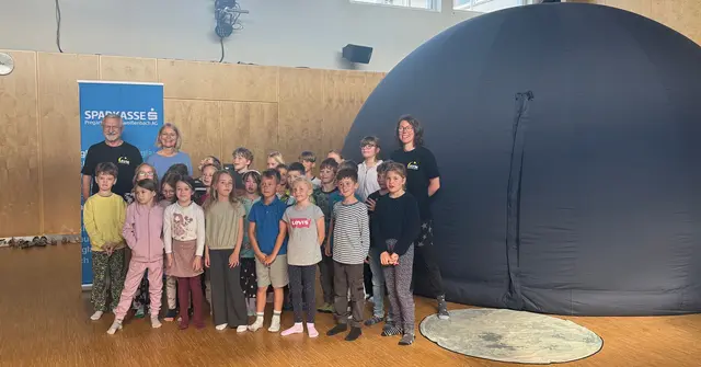 Gottfried Brunner vom Astronomischen Verein Mühlviertel freut sich über die Begeisterung der Volksschülerinnen und -schüler. | Foto: Gottfried Brunner