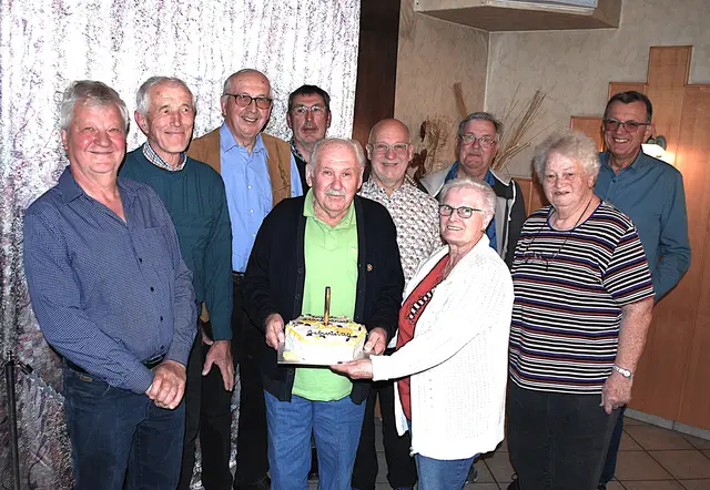 Eine "Bienenwabe" erhielt Johann Gruscher von der Ortsgruppe Retz zu seinem 80er. | Foto: Walter Böck