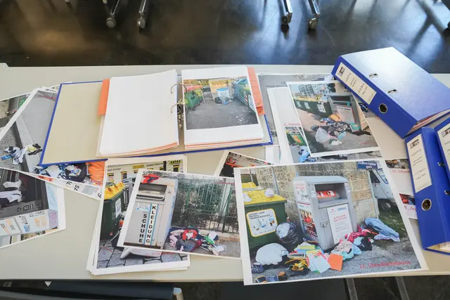 Vier Aktenordner voller Bilder dokumentierten die Missstände alleine im März. | Foto: MA 48