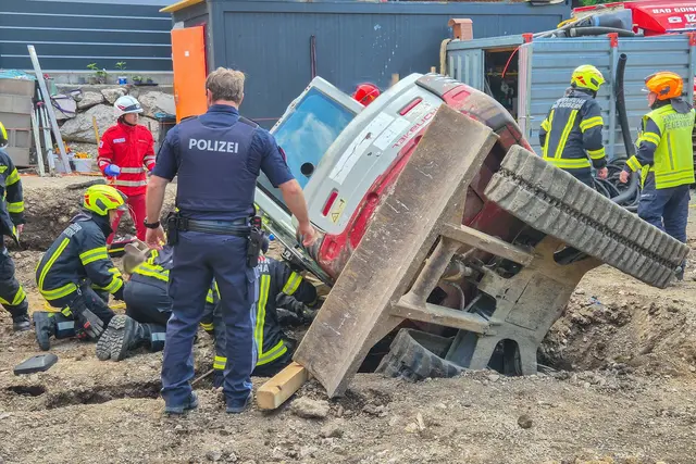 Die Einsatzkräfte befreiten den Mann, der unter dem umgestürzten Bagger eingeklemmt worden war. | Foto: FF Bad Goisern