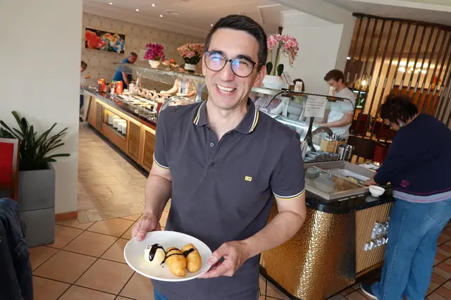Bei der Nachspeise wie hier Eis und gebackene Banane lachen nicht nur die kleinen Gäste. | Foto: MeinBezirk/Michael Blinzer