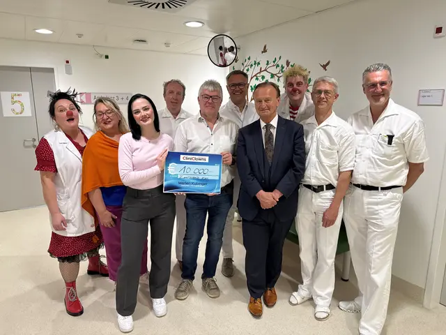 Die feierliche Scheckübergabe fand gemeinsam mit dem Team der Kinderstation des Krankenhauses Ried im Innkreis statt. | Foto: VTA Austria