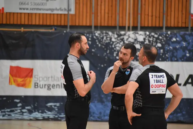 Was sich die Referees wohl zu sagen haben? Hauptschiedsrichter Paul Trmal im Gespräch mit Tiberiu Lucaciu und Mild Kadkhodai | Foto: MeinBezirk/Michael Strini