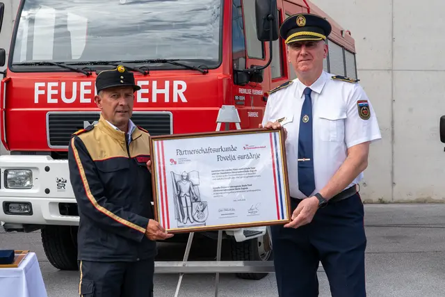 Der Tiroler Landes-Feuerwehrkommandant Jakob Unterladstätter und der Schulleiter der staatlichen Feuerwehrschule in Zagreb Berislav Hengl beschließen die Partnerschaft. | Foto: Landesfeuerverband Tirol/Lintner