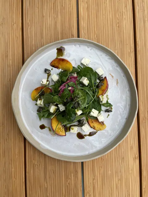 In Bad Mitterndorf wartet Genuss für die heißte Jahreszeit: Koglers Kuchl serviert hier einen Sommersalat mit Schafskäse und Pfirsichen. | Foto: Koglers Kuchl