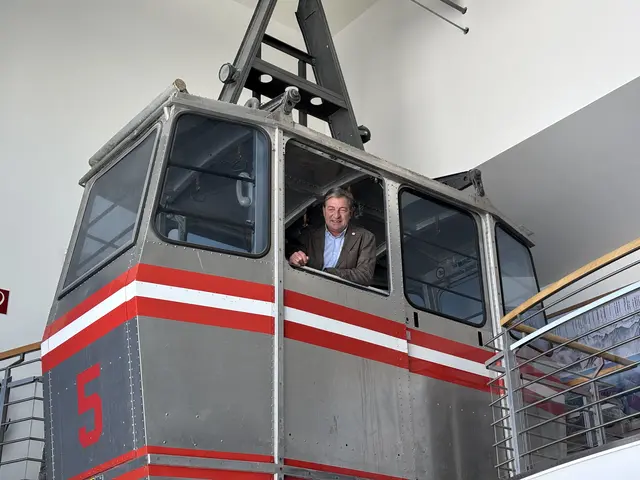 Franz Dengg freute sich, passend zum Jubiläum das neue Museum auf der Zugspitze präsentieren zu können. Zu sehen ist dabei u.a. diese alte Kabine. | Foto: MeinBezirk/Günther Reichel