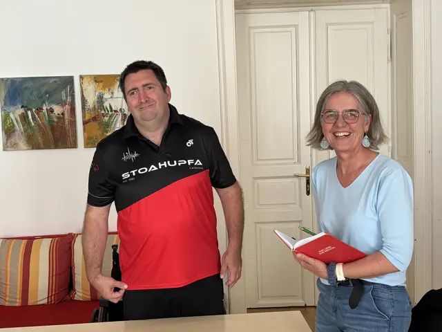 Stefan Krainer mit MeinBezirk-Redakteurin Waltraud Fischer beim Smalltalk im Büro in Leibnitz | Foto: MeinBezirk/Waltraud Fischer