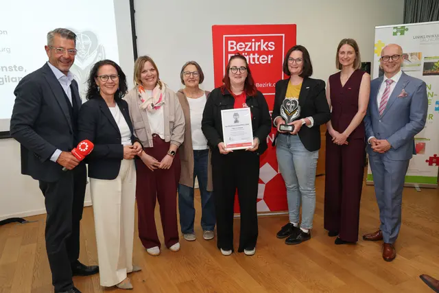 Der Fachbereich "Mobile Dienste, Palliativteams und Virgilambulanz" des Caritasverband  Salzburg konnte sich den Sieg in der Kategorie "Teamleistung und Kooperation" beim Pflegepreis von MeinBezirk Salzburg sichern. Im Bild mit Landesrätin Daniela Gutschi, Landesrat Wolfgang Fürweger sowie Michael Kretz, GF und CR MeinBezirk und Julia Hettegger, CR-Stv. | Foto: Franz Neumayr