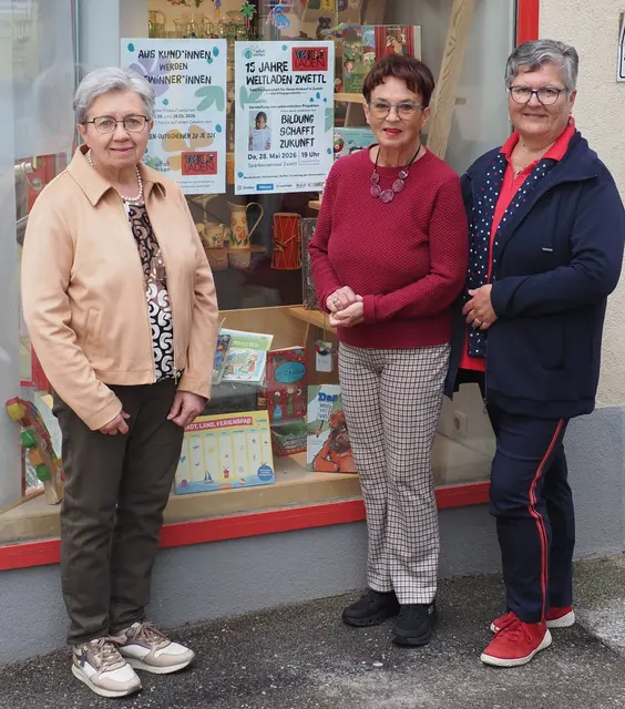 Seit 15 Jahren besteht das Fair-Trade-Geschäft – nun wird gefeiert. Im Bild: Obfrau Anna-Maria Yvon (Mitte) mit den treuen Mitarbeiterinnen Anni Hofbauer (l.) und Erika Mistelbauer (r.). | Foto: Weltladen Zwettl