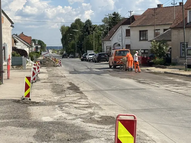 An mehreren Stellen werden auf einer gesamten Länge von rund 1,4 Kilometer Länge in mehreren Teilabschnitten Schadstellen, Verdrückungen und Netzrisse behoben.  | Foto: Alexandra Goll
