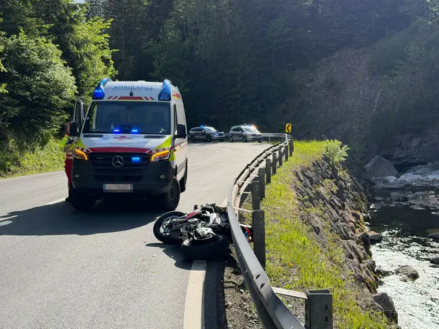 Ein Motorradfahrer kam auf der B172 in Kössen in einer Kurve zu Sturz. Er wurde verletzt und mit dem Notarzthubschrauber ins Krankenhaus gebracht. | Foto: zoom.tirol