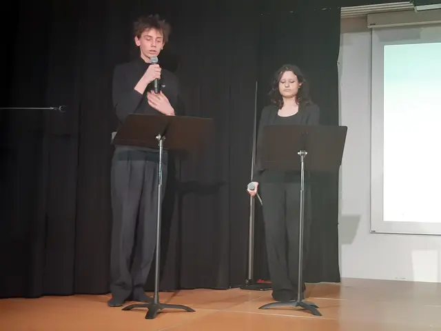 Laurin Pöchheim und Hannah Geringer erläuterten als Peter Singer und Immanuel Kant die unterschiedlichen Meinungen zum Trolley-Problem. | Foto: BG/BRG Perchtoldsdorf