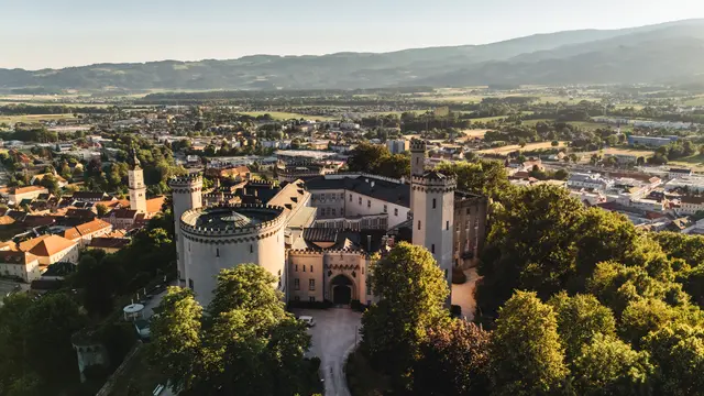Die Ausstellung "Transfer" findet im Schloss Wolfsberg statt und wird am 2. Juli 2026 eröffnet.  | Foto: Knabl