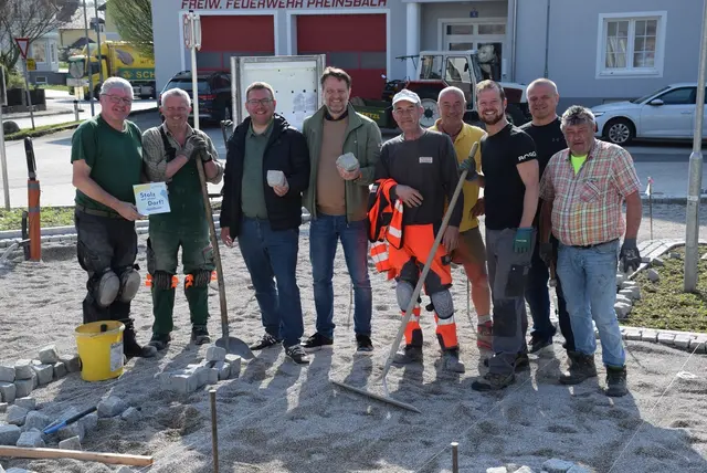 Obmann des Dorferneuerungsvereins Preinsbach Karl Etlinger, Bürgermeister Christian Haberhauer, Vizebürgermeister Mag. Gerhard Riegler und Ortsvorsteher Andreas Gruber, der selbst tatkräftig auf der Baustelle mitgeholfen hat. | Foto: OV Preinsbach