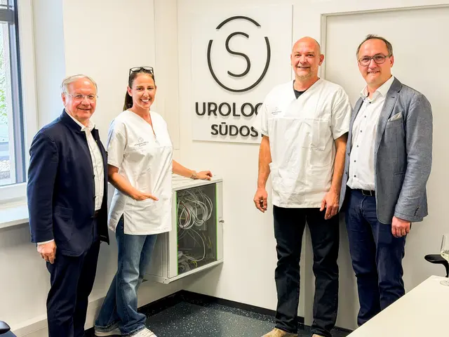 Urologe Georg Ehrlich ordiniert in der Franz-Josef-Straße – Bürgermeister Josef Ober und Finanzstadtrat Markus Billek statteten ihm einen Besuch ab.