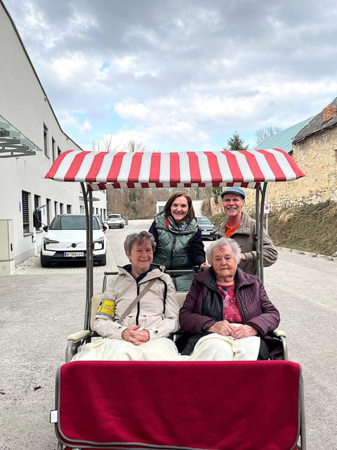 Stadträtin Eva Lotz und Herr Peter chauffierten Seniorinnen mit der neuen Rikscha | Foto: Stadtgemeinde Fischamend