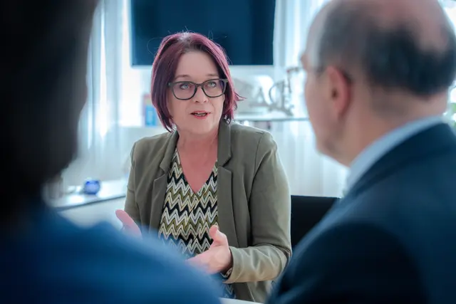 Sonja Ledl-Rossmann im Austausch mit dem Botschafter von Portugal. Im Mittelpunkt des Gesprächs standen internationale Beziehungen sowie gemeinsame politische und gesellschaftliche Themen. | Foto: Tiroler Landtag/Christanell