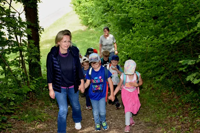 Der Kinderlieder-Wanderweg, eine 2,5 km Runde, wurde im Wanderdorf Bad Kreuzen eröffnet. An zehn Stationen kann man sich Kinderlieder anhören und mitsing. Die Zeichnungen dazu wurden von den Mädchen und Buben des Kindergartens gestaltet.  | Foto: Robert Zinterhof