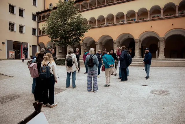 Mehr als 25 interessierte Teilnehmerinnen und Teilnehmer nahmen an der Führung unter dem Titel „Salzburg anders hören“ teil. Die Führung war der Auftakt zu einer Reihe von "Inklusiven Stadtführungen". | Foto: Stadt Salzburg/Rocio Escabosa