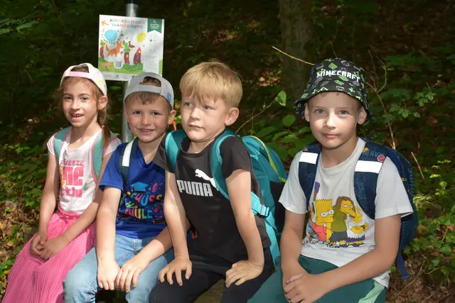 Der Kinderlieder-Wanderweg, eine 2,5 km Runde, wurde im Wanderdorf Bad Kreuzen eröffnet. An zehn Stationen kann man sich Kinderlieder anhören und mitsing. Die Zeichnungen dazu wurden von den Mädchen und Buben des Kindergartens gestaltet.  | Foto: Robert Zinterhof