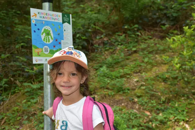 Der Kinderlieder-Wanderweg, eine 2,5 km Runde, wurde im Wanderdorf Bad Kreuzen eröffnet. An zehn Stationen kann man sich Kinderlieder anhören und mitsing. Die Zeichnungen dazu wurden von den Mädchen und Buben des Kindergartens gestaltet.  | Foto: Robert Zinterhof
