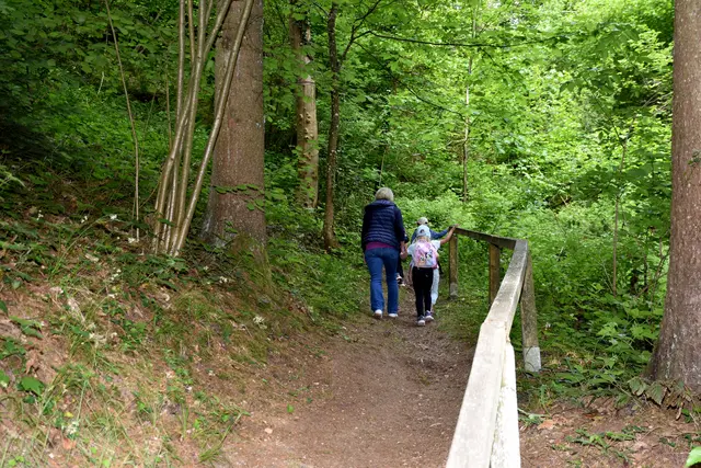 Der Kinderlieder-Wanderweg, eine 2,5 km Runde, wurde im Wanderdorf Bad Kreuzen eröffnet. An zehn Stationen kann man sich Kinderlieder anhören und mitsing. Die Zeichnungen dazu wurden von den Mädchen und Buben des Kindergartens gestaltet.  | Foto: Robert Zinterhof