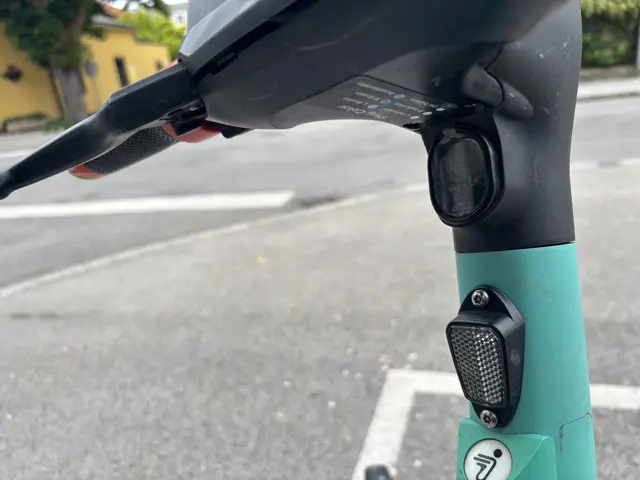 Nahaufnahme Lenker mit Licht