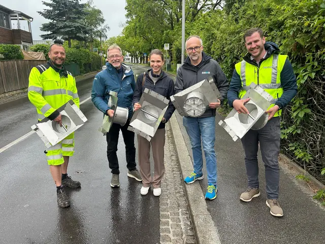 Markus Red (Holding Graz/Wasserwirtschaft Kanalbetrieb), Cliver Klintholm (Senior Engineer, ZikaSeal), Lisa Gawes (Projekt Managerin, ZikaSeal), Erwin Wieser (Gesundheitsamt Graz) und Christopher Krinner (Holding Graz/Wasserwirtschaft Kanalbetrieb Technik) bei der Installation des neuen Systems. 