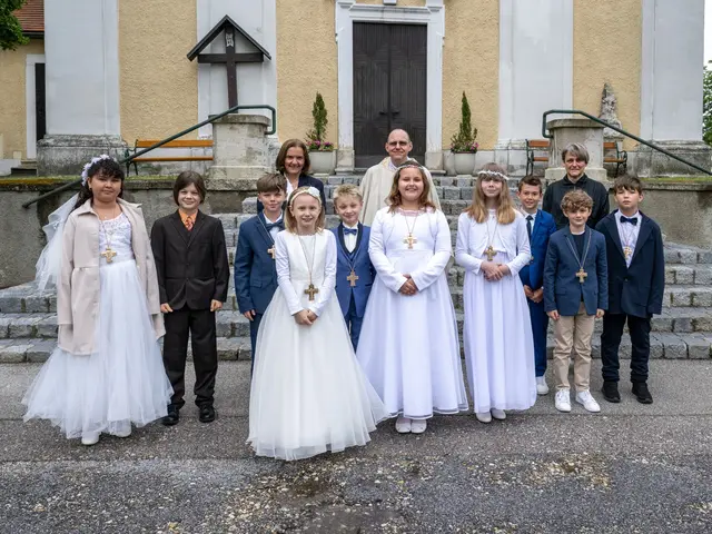 Stadträtin Eva Lotz, Pfarrer Helmut Kauninger und Eva Schlagenhaufen | Foto: Pfarre Fischamend