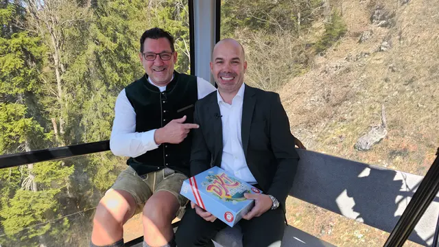 Foto: Jungunternehmer Simon Bitsche (re) ist zu Gast bei Andreas Seeburger (li) in der Fernsehgondel am Muttersberg.