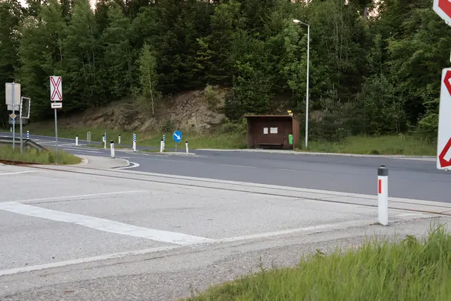 Bei der Haltestelle in Lacken (Feldkirchen) gibt es keine sichere Querungsmöglichkeit. Planungen für den Umbau der gesamten Kreuzung laufen aber bereits. | Foto: Veronika Mair