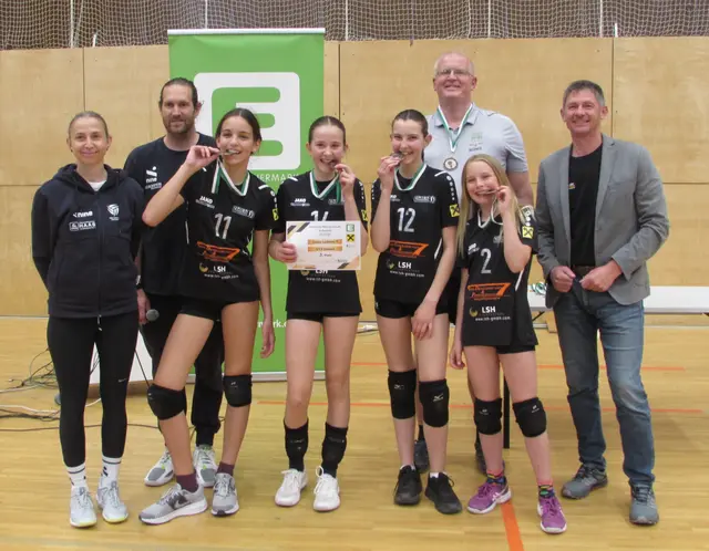 Die U13 Mädchen mit W. Schlatte &amp; STVV Vizepräsident M. Horvath | Foto: Sportunion